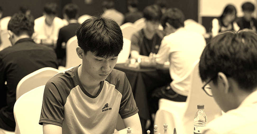 Master Class Vol. 20 – Bent Larsen: 60 phút Phòng thủ Scandinavia và cái móc treo mang tên Magnus Carlsen